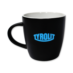 Schwarze Tasse mit weißer Innenseite und blauem TYROLIT Logo mittig platziert